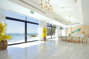 Villa de lujo, balcón, vista a la playa | Área de sala de estar