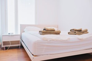 2 bedrooms, desk, WiFi, bed sheets