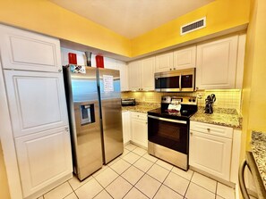 Køleskab, mikrobølgeovn, ovn, kogeplade