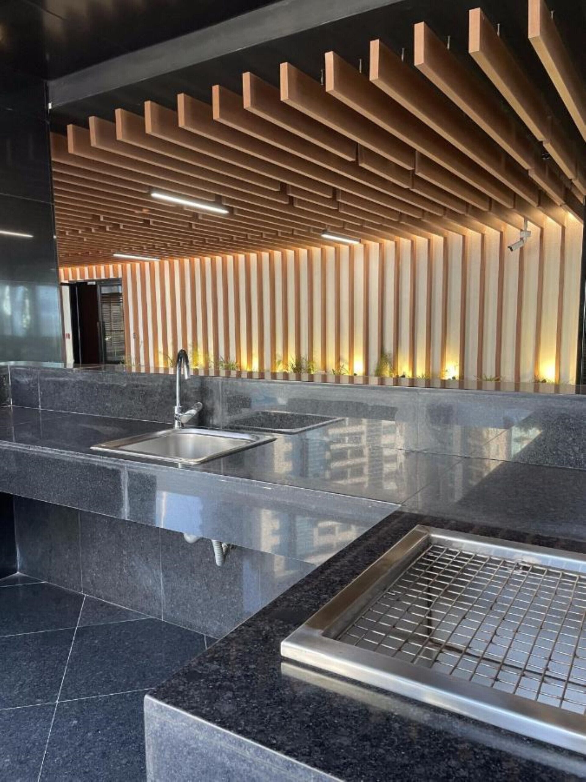 Un baño moderno con un lavamanos grande, un espejo y una zona de ducha.