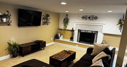 The Hideaway, Private King Suite Near MTSU