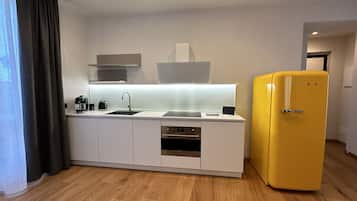 Frigorifero, microonde, forno, piano cottura