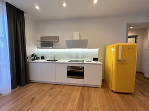 Refrigerador, microondas, horno, placa de cocina