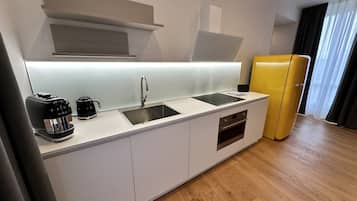 Frigorifero, microonde, forno, piano cottura