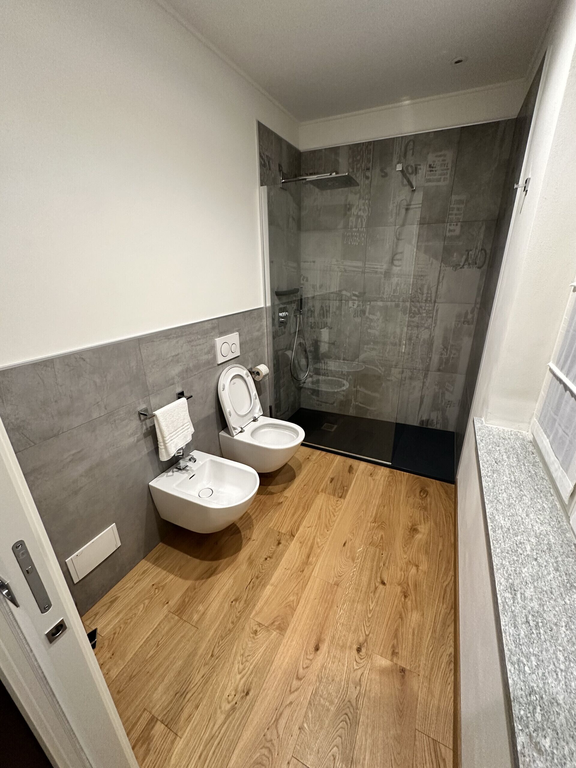 Douche, sèche-cheveux, bidet, serviettes fournies