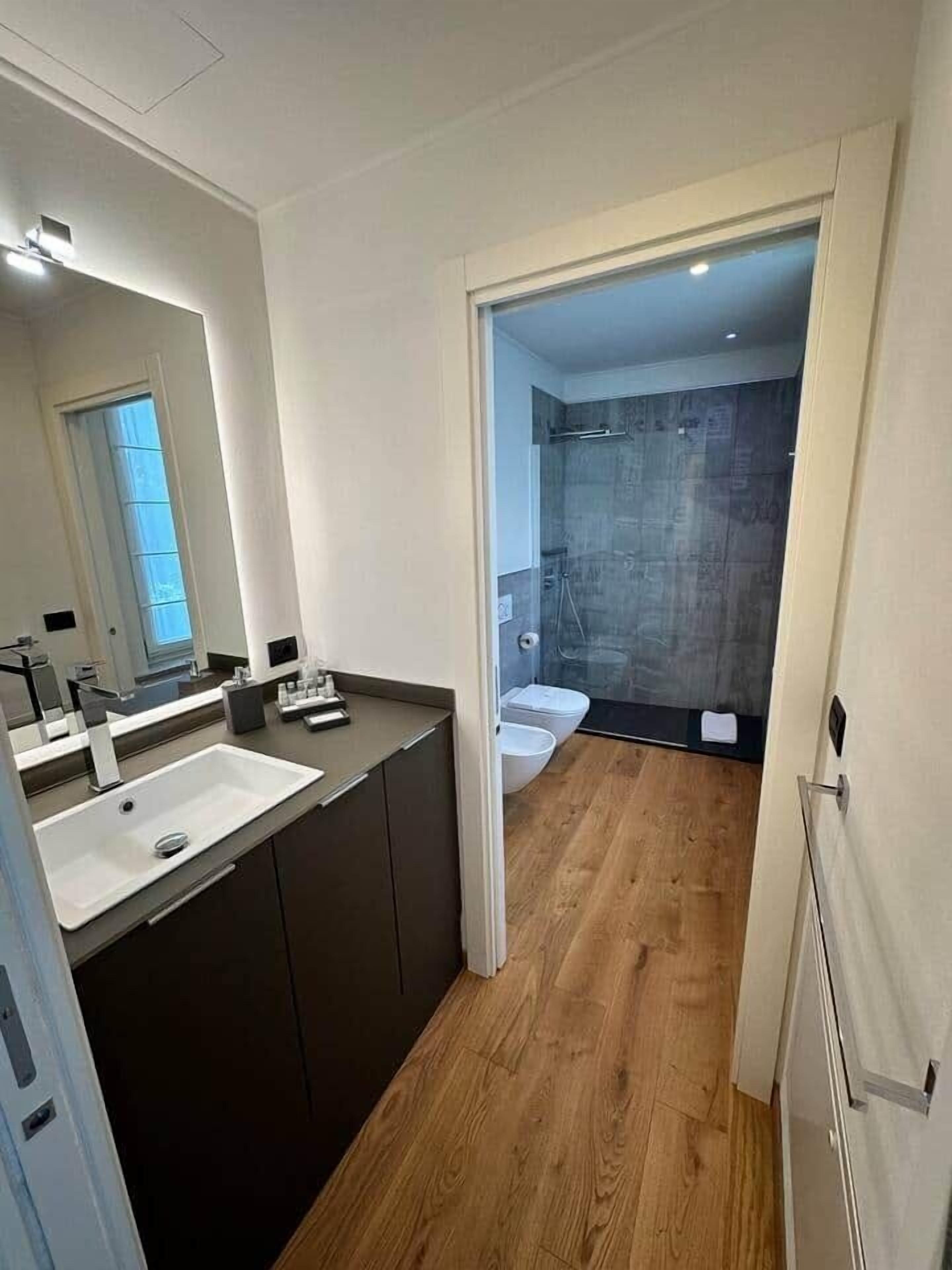 Doccia, asciugacapelli, bidet, asciugamani
