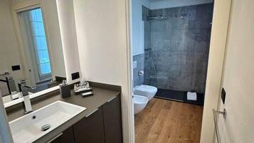 Doccia, asciugacapelli, bidet, asciugamani