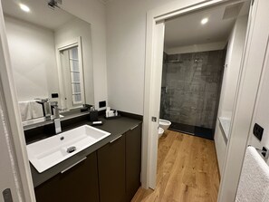 Regadera, secadora de cabello, bidet, toallas