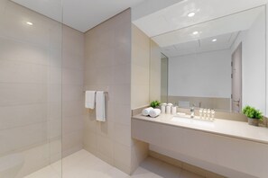 Room - Exquisite Living w Scenic Canal Vws on Yas Island (Abu Dhabi)