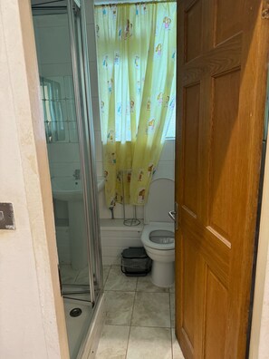 Apartment | Badezimmer | Dusche, Haartrockner, Handtücher