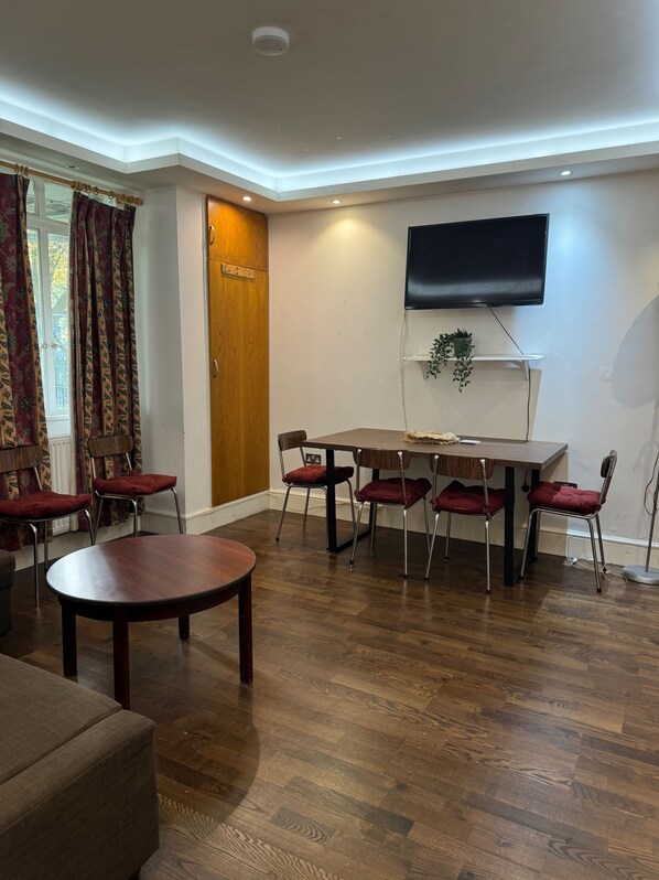 Dining - 3 Bed Flat - Sleeps 5 - Wifi (London)