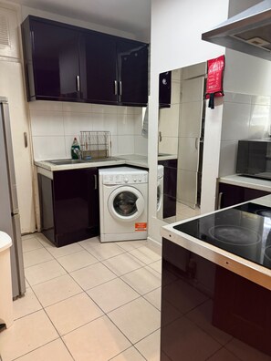 Apartment | Eigene Küche | Kühlschrank, Mikrowelle, Ofen, Herdplatte