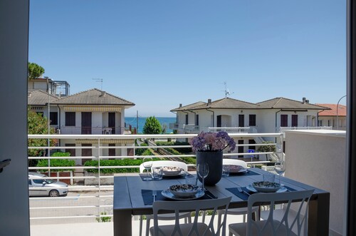 Appartamento moderno e luminoso al primo piano, con vista mare!