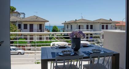Appartamento moderno e luminoso al primo piano, con vista mare!