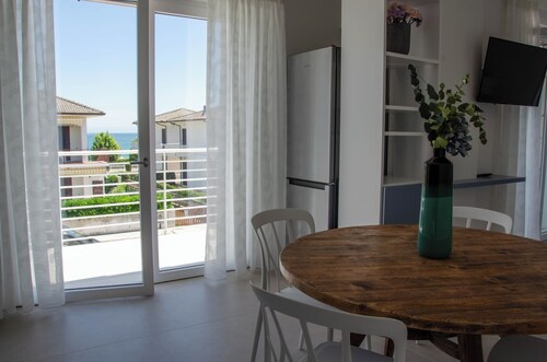 Appartamento moderno e luminoso al primo piano, con vista mare!