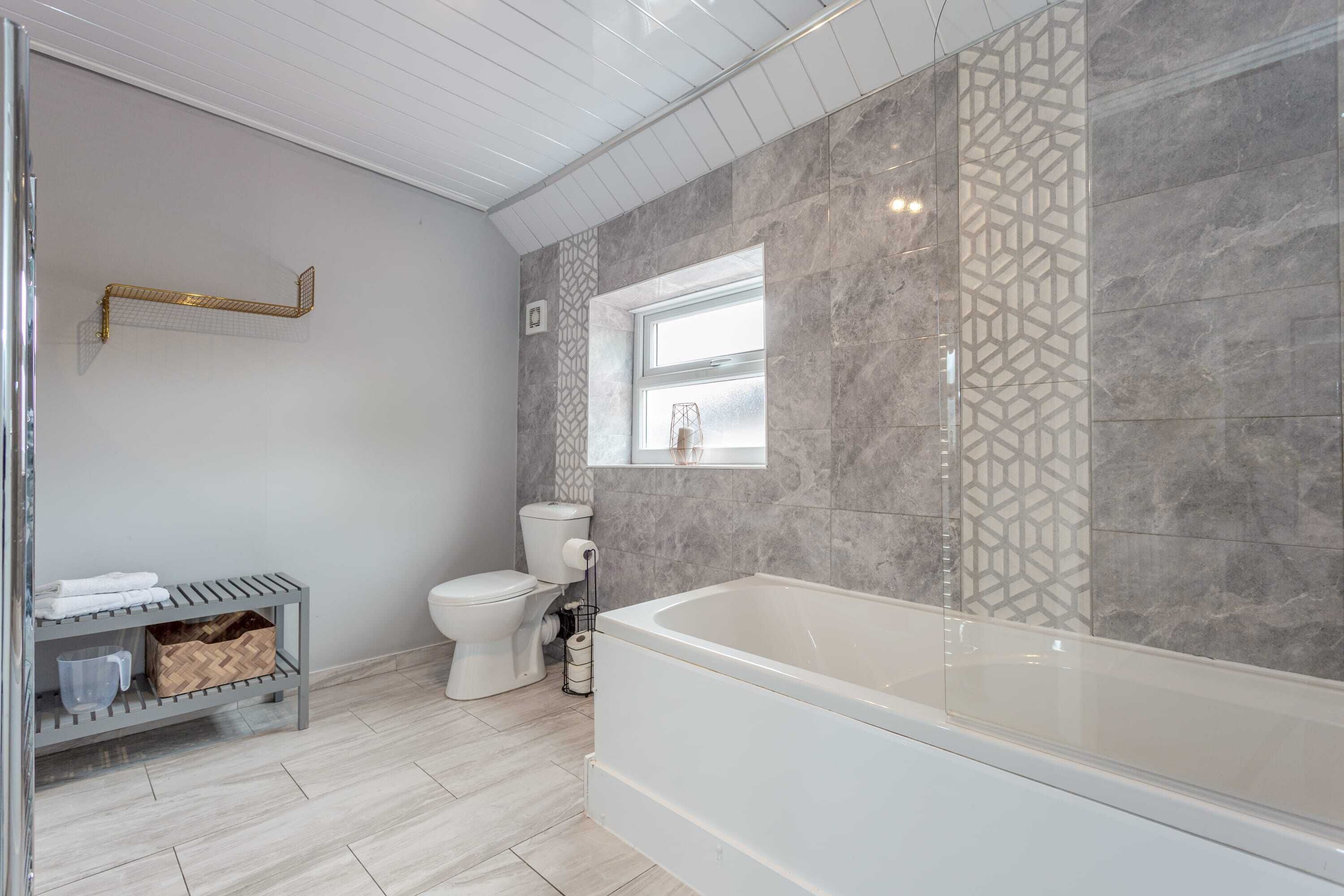 Douche, serviettes fournies, shampoing