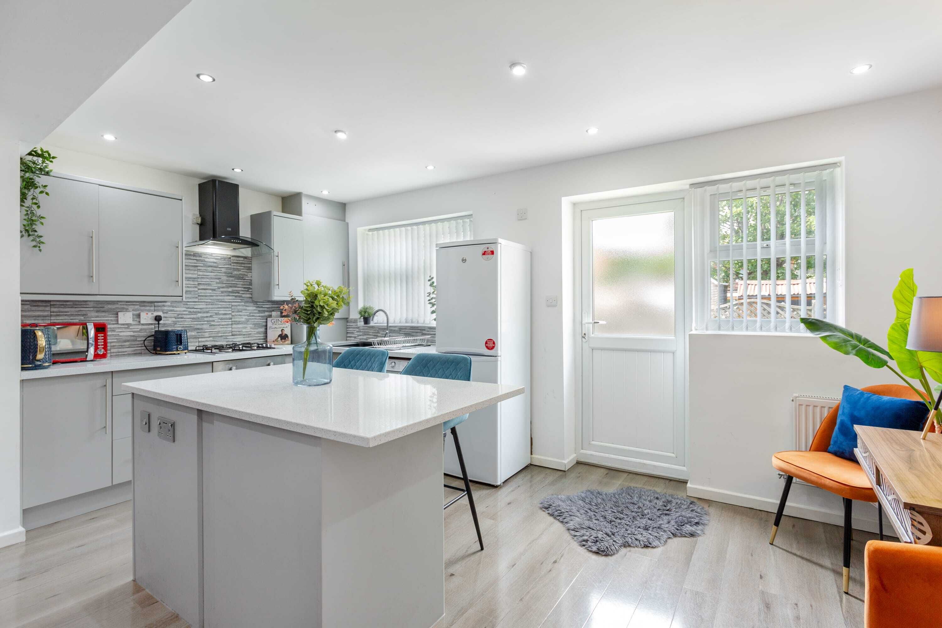 Kjøleskap, mikrobølgeovn, ovn og kokeplater