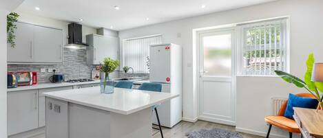 Køleskab, mikrobølgeovn, ovn, kogeplade