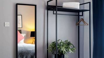 4 habitaciones, tabla de planchar con plancha, cuna de viaje y wifi