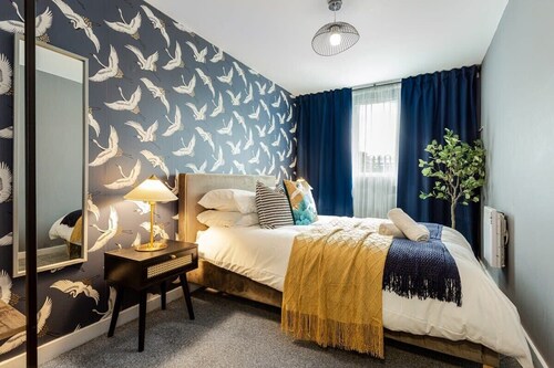 Urban Chic 2-BR Flat Trafford Centre– Free Parking