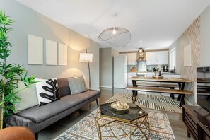 TV - Urban Chic 2-BR Flat Trafford Centre– Free Parking (Irlam)