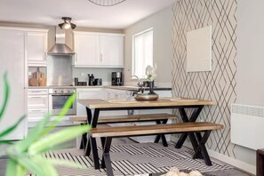 Fridge, stovetop, electric kettle