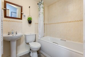 Chuveiro, toalhas de banho