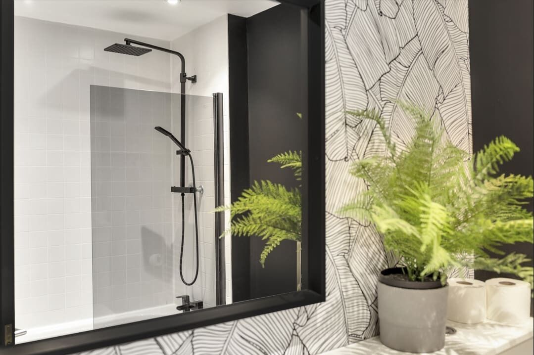 Douche, sèche-cheveux, serviettes fournies, shampoing