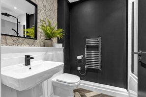 Douche, séchoir à cheveux, serviettes fournies