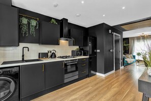 Réfrigérateur, four à micro-ondes, un four, surface de cuisson