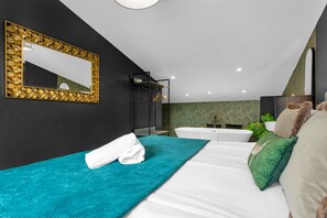3 habitaciones, escritorio y tabla de planchar con plancha 