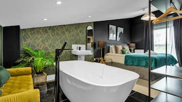 3 bedrooms, desk, iron/ironing board, travel crib