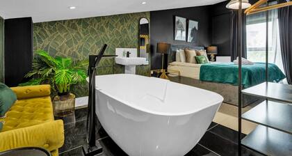 Salford Quays Luxury Safari Retreat – Free Parking