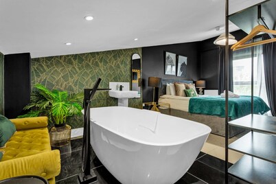 Salford Quays Luxury Safari Retreat – Free Parking