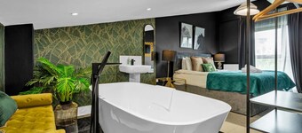 Salford Quays Luxury Safari Retreat – Free Parking