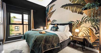 Salford Quays Luxury Safari Retreat – Free Parking