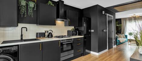 Refrigerador, microondas, horno, placa de cocina