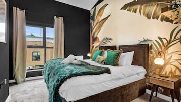 3 bedrooms, desk, iron/ironing board, travel crib