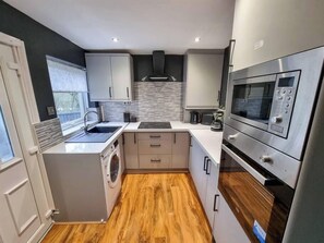 Fridge, microwave, oven, stovetop - 3 BR Home 3 min Close to MCR City Centre+Free Park (Greater Manchester)