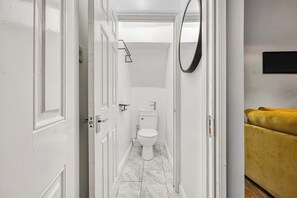 Shower, towels, shampoo