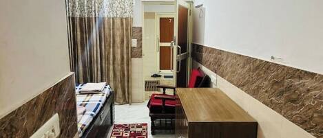 1 bedroom, bed sheets