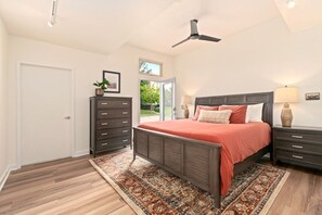 2 camere, una scrivania, ferro/asse da stiro, culla da viaggio