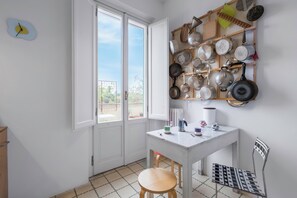 Apartment, Stadtblick | Wohnbereich | 32-Zoll-Fernseher mit Kabelempfang