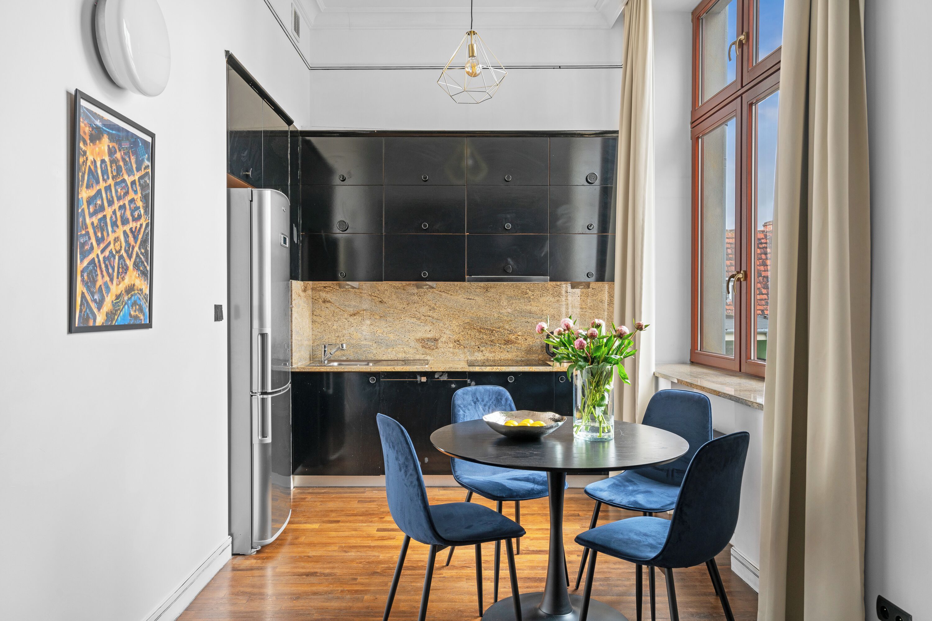 Apartament R505 | Cucina privata | Macchina per caffè espresso, prodotti per la pulizia, freezer