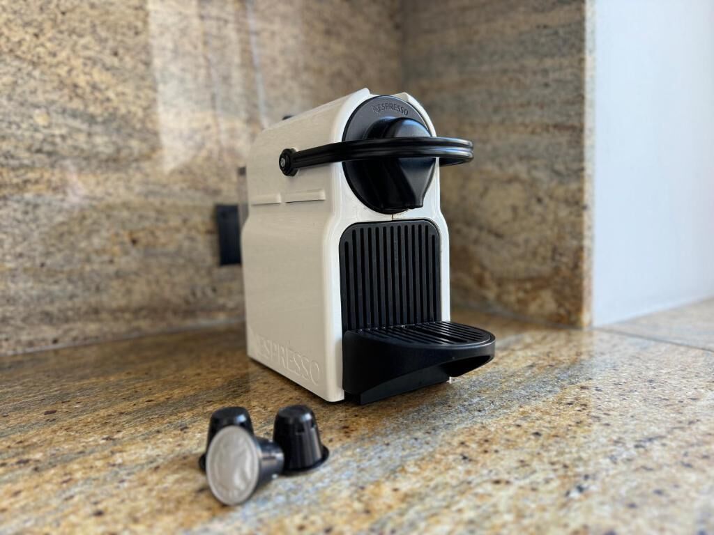 Máquina de café sobre bancada de granito.
