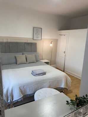 2 makuuhuonetta, silitysrauta/-lauta, ilmainen Wi-Fi, vuodevaatteet