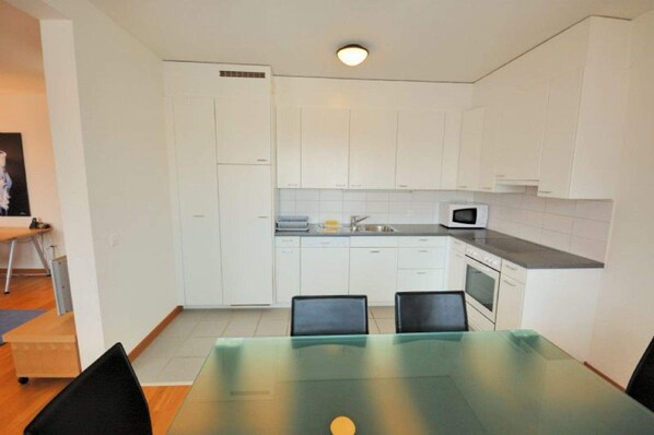 Apartment | Dining - Tranquil Seafront Escape (Zürich)