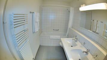 Apartamento | Banheiro | Chuveiro, toalhas de banho, papel higiênico