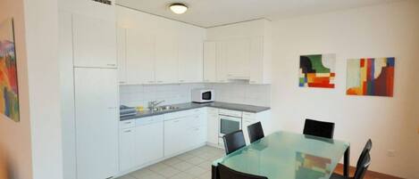 Apartment | Eigene Küche | Kühlschrank, Mikrowelle, Ofen, Herdplatte