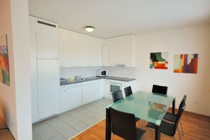 Appartement | Cuisine privée | Réfrigérateur, micro-ondes, four, plaque de cuisson